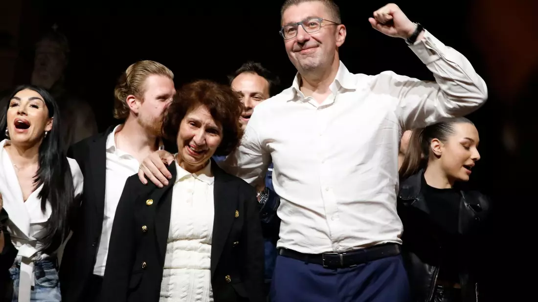 VMRO-Chef Hristijan Mickoski (r) darf nun darauf hoffen, nächster Regierungschef Nordmazedoniens zu werden. - Bild: Boris Grdanoski/AP/dpa