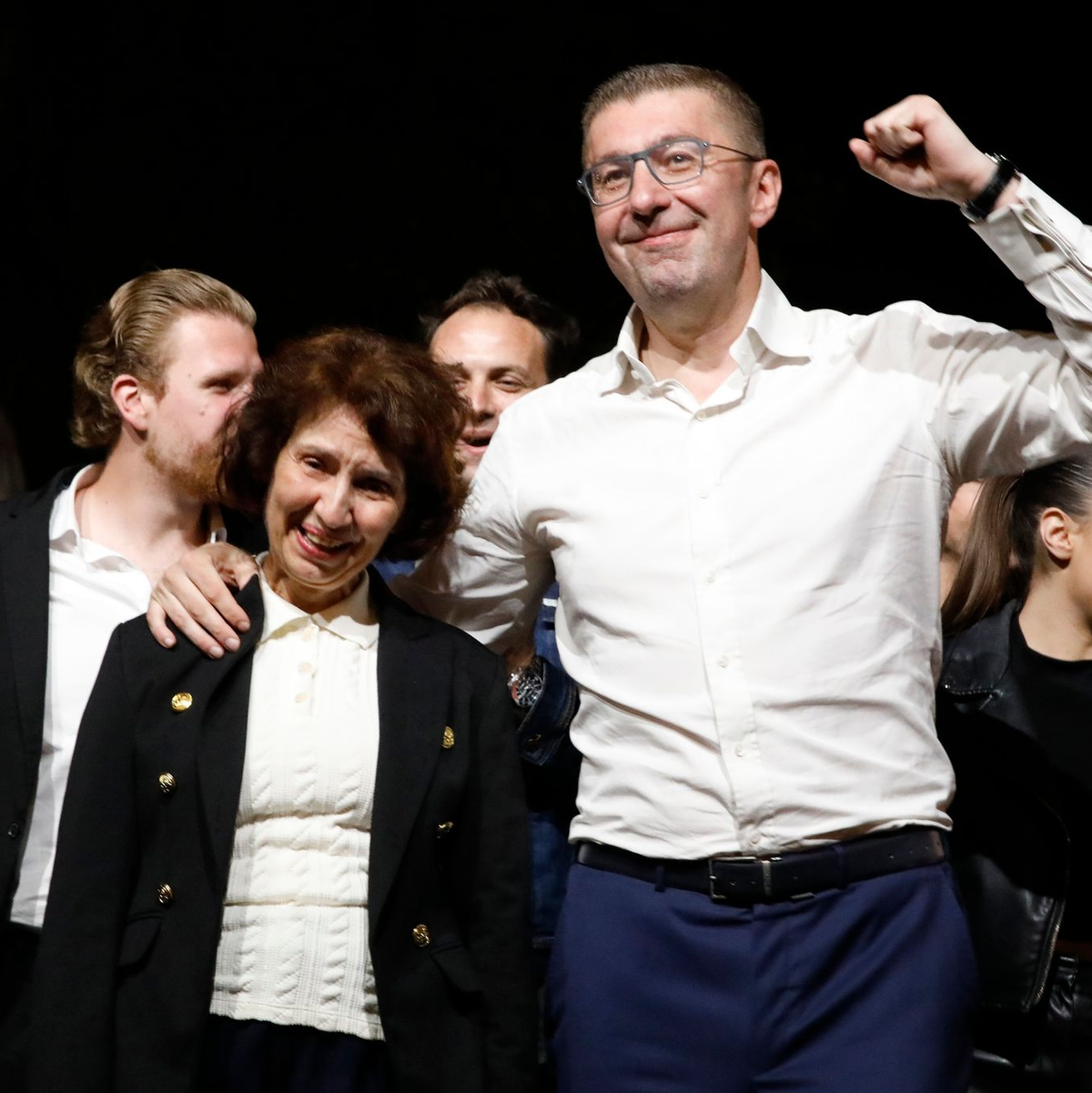 VMRO-Chef Hristijan Mickoski (r) darf nun darauf hoffen, nächster Regierungschef Nordmazedoniens zu werden. - Foto: Boris Grdanoski/AP/dpa