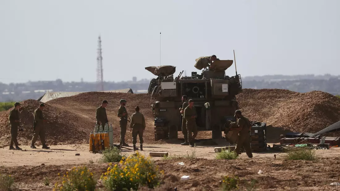 Israelische Soldaten am Grenzübergangs Kerem Schalom: Trotz der Ankündigung zur Öffnung des Grenzübergangs wurden nach UN-Angaben bislang keine Hilfsgüter geliefert. - Bild: Jamal Awad/Xinhua/dpa
