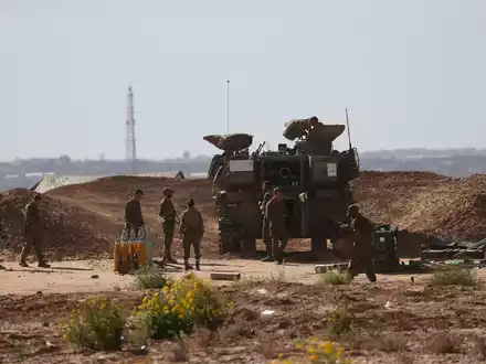 Israelische Soldaten am Grenzübergangs Kerem Schalom: Trotz der Ankündigung zur Öffnung des Grenzübergangs wurden nach UN-Angaben bislang keine Hilfsgüter geliefert. - Foto: Jamal Awad/Xinhua/dpa