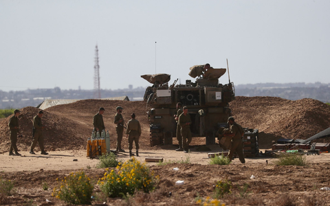 Israelische Soldaten am Grenzübergangs Kerem Schalom: Trotz der Ankündigung zur Öffnung des Grenzübergangs wurden nach UN-Angaben bislang keine Hilfsgüter geliefert. - Foto: Jamal Awad/Xinhua/dpa Israelische Soldaten am Grenzübergangs Kerem Schalom: Trotz der Ankündigung zur Öffnung des Grenzübergangs wurden nach UN-Angaben bislang keine Hilfsgüter geliefert. - Foto: Jamal Awad/Xinhua/dpa