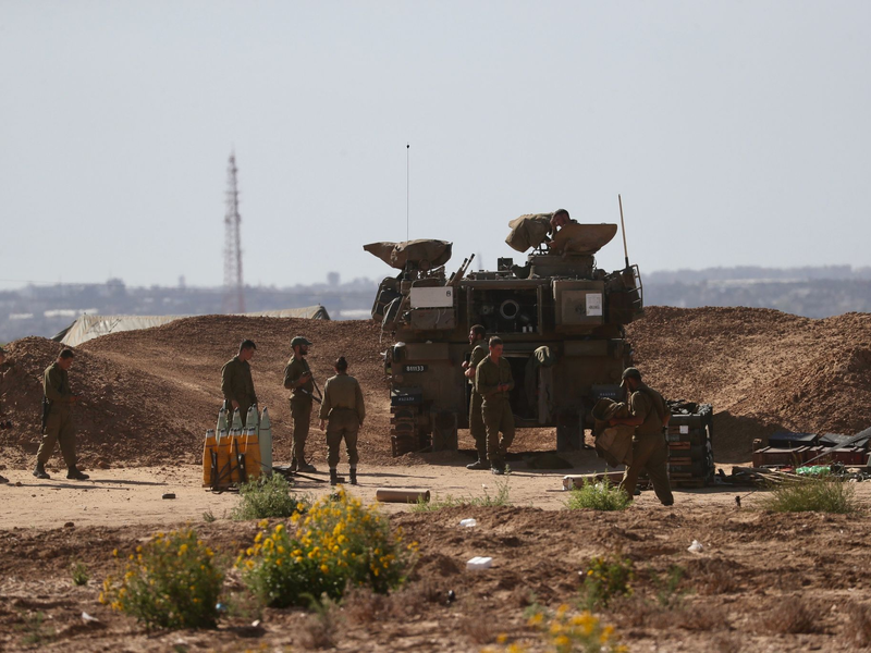 Israelische Soldaten am Grenzübergangs Kerem Schalom: Trotz der Ankündigung zur Öffnung des Grenzübergangs wurden nach UN-Angaben bislang keine Hilfsgüter geliefert. - Foto: Jamal Awad/Xinhua/dpa