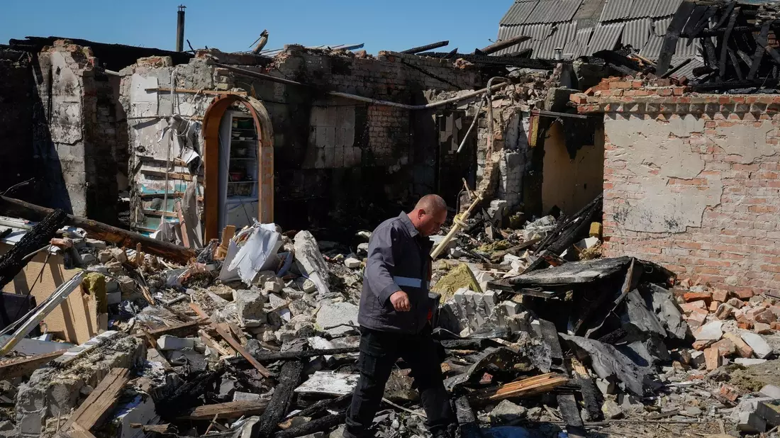 Der Krieg ist spürbar in Kiew, auch weil die ukrainische Hauptstadt immer wieder Ziel russischer Drohnenangriffe ist. (Archivbild) - Bild: Efrem Lukatsky/AP