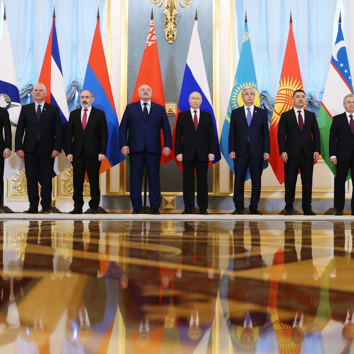 Die Vertreter der Eurasischen Wirtschaftsunion haben sich in Moskau getroffen. Putin sieht die Union als wirksames Mittel gegen Sanktionen. - Foto: Alexander Kazakov/Pool Sputnik Kremlin/AP/dpa