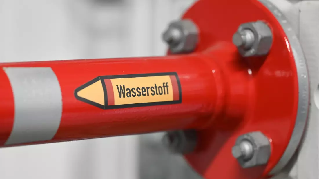 Laut Experten benötigt Deutschland deutlich mehr Wasserstoff als gedacht - dieser soll vor allem aus dem Ausland kommen. - Bild: Bernd Weißbrod/dpa