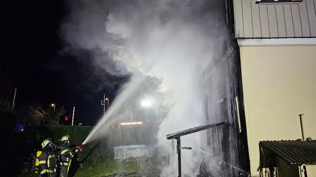 FW-AR: Brennendes ehemaliges Stellwerk beschäftigt die Feuerwehr Arnsberg die ganze Nacht - Bild: presseportal.de