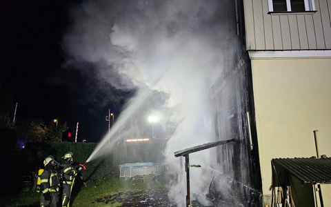 FW-AR: Brennendes ehemaliges Stellwerk beschäftigt die Feuerwehr Arnsberg die ganze Nacht - Foto: presseportal.de