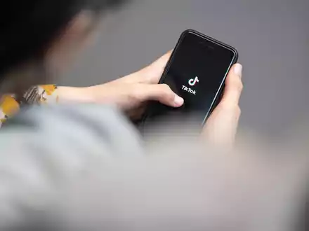 Viele Jugendliche informieren sich über Tiktok. - Foto: Hannes P. Albert/
          /dpa