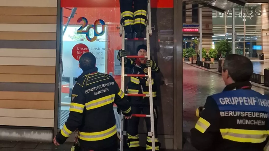 FW-M: Feuerwehr steigt in Sparkasse ein (Allach) - Bild: presseportal.de