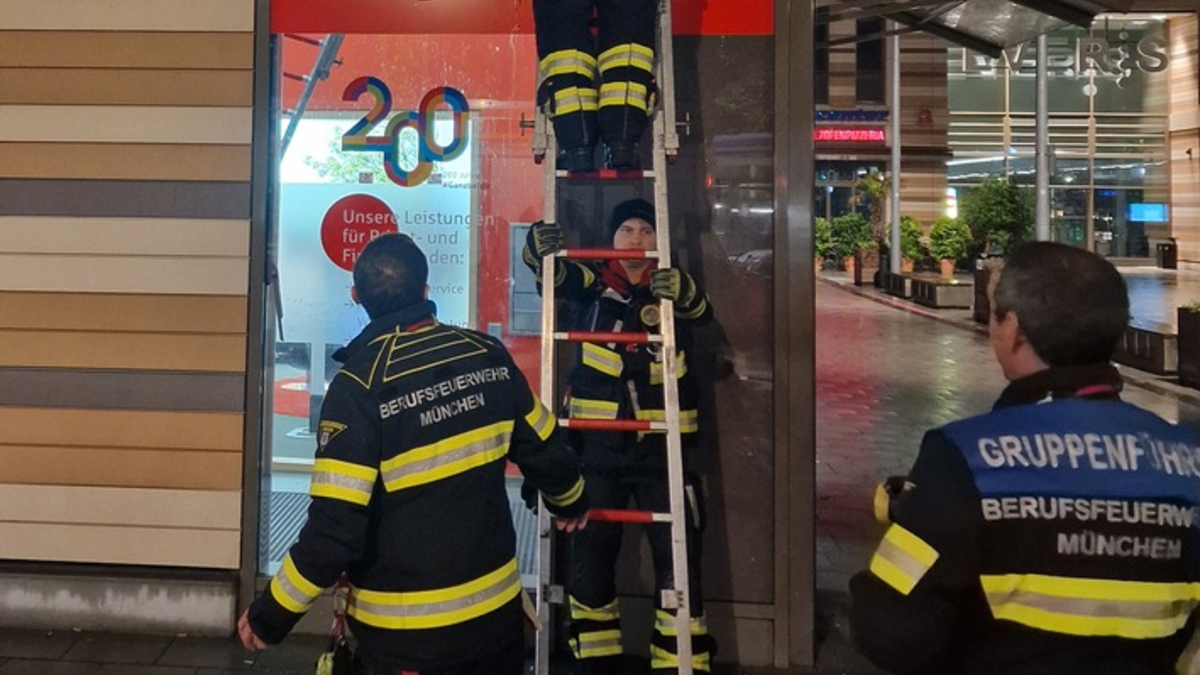 FW-M: Feuerwehr steigt in Sparkasse ein (Allach) - Foto: presseportal.de