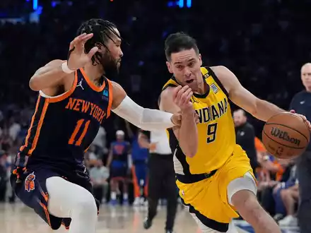 Indianas Tyrese Haliburton (l.) verlor das Duell der Star-Spielmacher klar gegen Jalen Brunson. - Foto: Frank Franklin II/AP/dpa