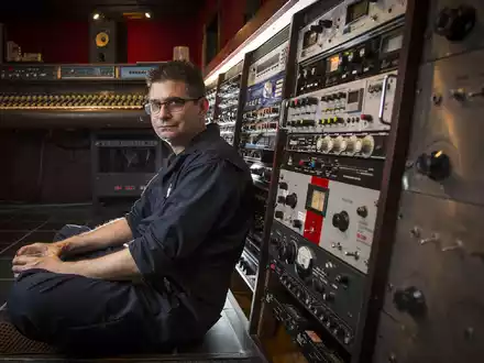 Musikproduzent Steve Albini in seinem Studio in Chicago im Jahr 2014. Die US-amerikanische Indierock-Ikone ist im Alter von 61 Jahren gestorben. - Foto: Brian Cassella/TNS via ZUMA Press Wire/dpa