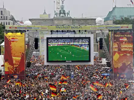 Tausende Zuschauer verfolgen 2006 auf der Fanmeile am Brandenburger Tor in Berlin das WM-Fußballspiel zwischen Deutschland und Argentinien. - Foto: Marcel Mettelsiefen/dpa/Archivbild