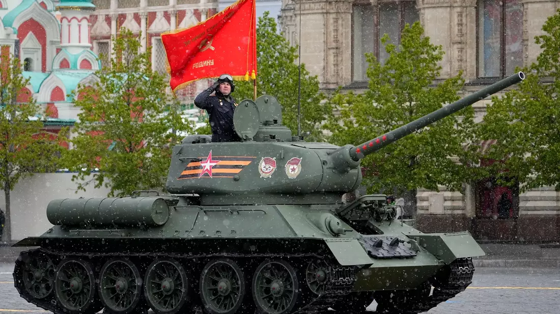 Ein legendärer sowjetischer T-34-Panzer während der Militärparade in Moskau. - Bild: Alexander Zemlianichenko/AP