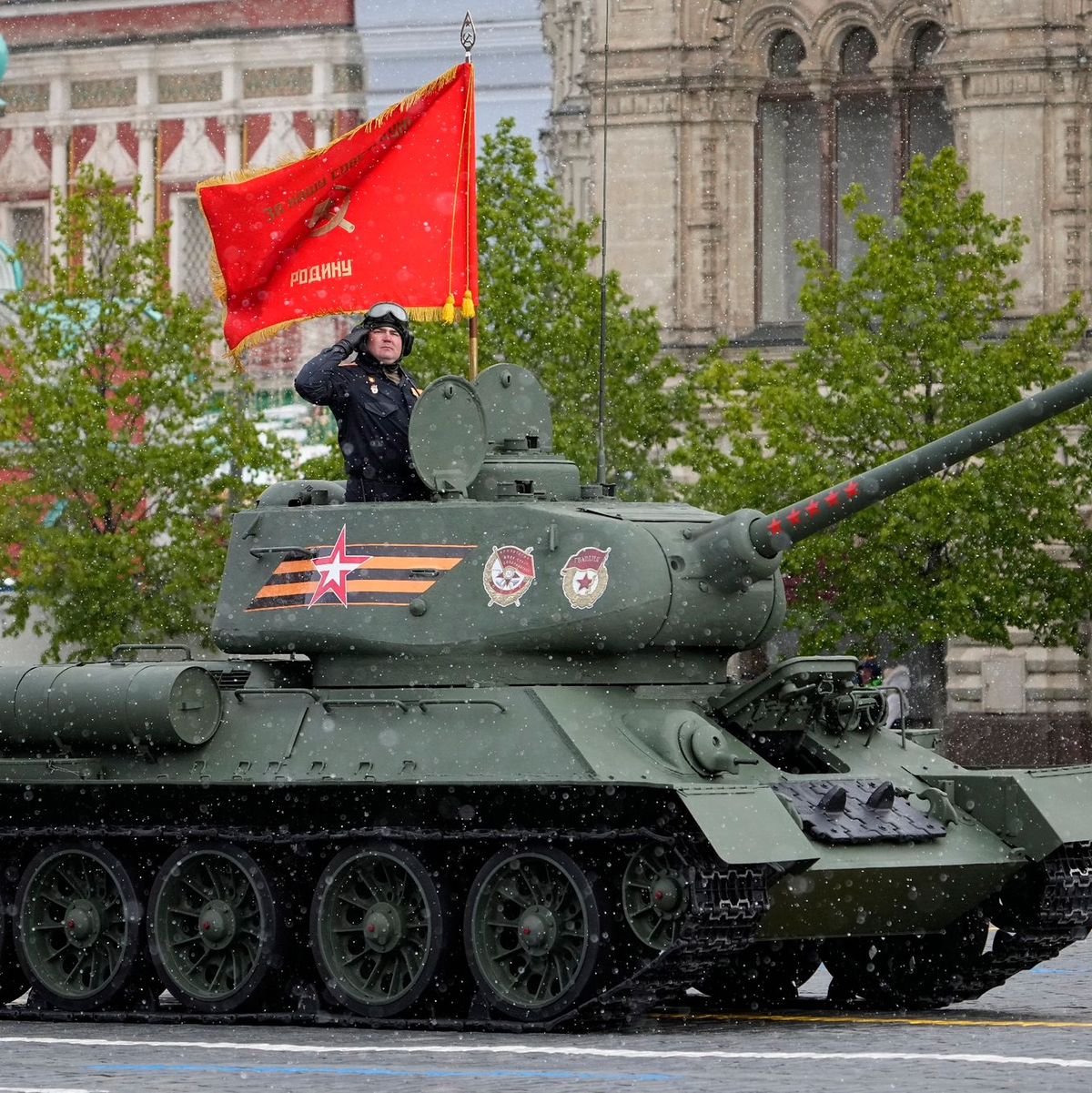 Ein legendärer sowjetischer T-34-Panzer während der Militärparade in Moskau. - Foto: Alexander Zemlianichenko/AP