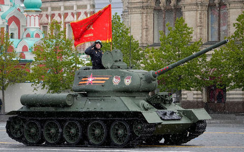 Ein legendärer sowjetischer T-34-Panzer während der Militärparade in Moskau. - Foto: Alexander Zemlianichenko/AP