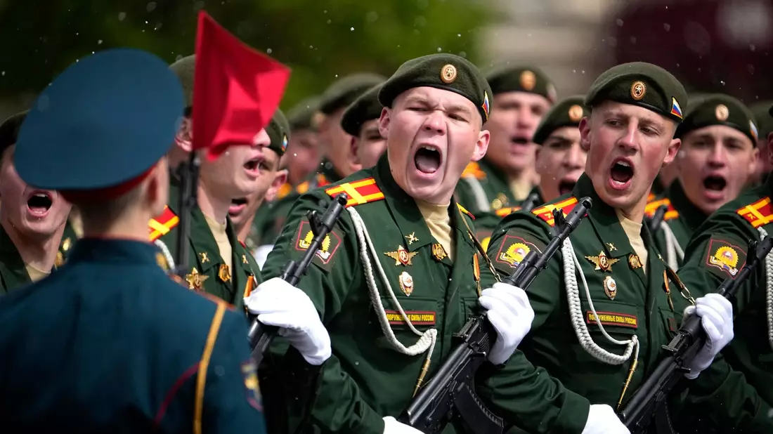 Russische Soldaten marschieren während der Militärparade zum Tag des Sieges in Moskau. - Bild: Alexander Zemlianichenko/AP