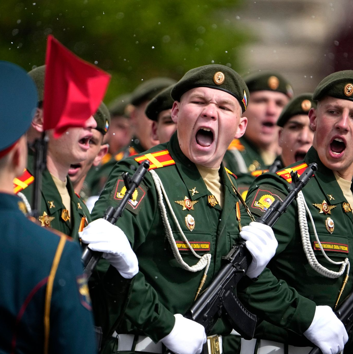 Russische Soldaten marschieren während der Militärparade zum Tag des Sieges in Moskau. - Foto: Alexander Zemlianichenko/AP