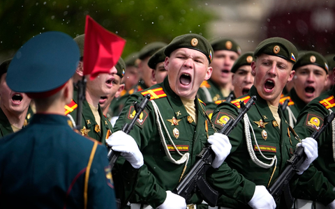Russische Soldaten marschieren während der Militärparade zum Tag des Sieges in Moskau. - Foto: Alexander Zemlianichenko/AP