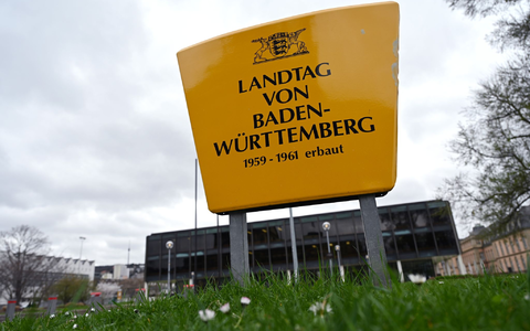 Zwei AfD-Politiker sind vor dem Landtag in Stuttgart angegriffen und verletzt worden. - Foto: Marijan Murat/dpa