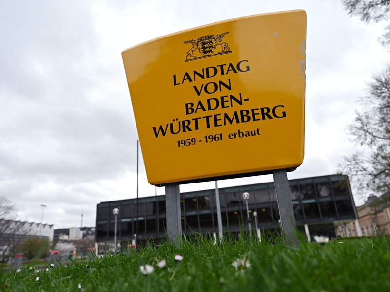 Zwei AfD-Politiker sind vor dem Landtag in Stuttgart angegriffen und verletzt worden. - Foto: Marijan Murat/dpa