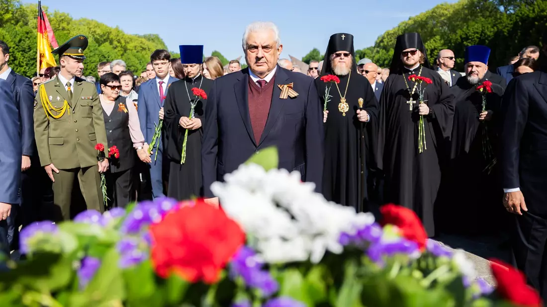 Der russische Botschafter, Sergei Jurjewitsch Netschajew (M), steht am Sowjetischen Ehrenmal im Treptower Park vor Gedenkkränzen. - Bild: Christoph Soeder/dpa