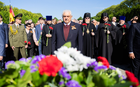 Der russische Botschafter, Sergei Jurjewitsch Netschajew (M), steht am Sowjetischen Ehrenmal im Treptower Park vor Gedenkkränzen. - Foto: Christoph Soeder/dpa
