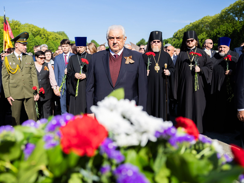 Der russische Botschafter, Sergei Jurjewitsch Netschajew (M), steht am Sowjetischen Ehrenmal im Treptower Park vor Gedenkkränzen. - Foto: Christoph Soeder/dpa