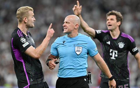Matthijs de Ligt (l) war mit der Abseitsentscheidung von Schiedsrichter Szymon Marciniak überhaupt nicht zufrieden. - Foto: Peter Kneffel/dpa Matthijs de Ligt (l) war mit der Abseitsentscheidung von Schiedsrichter Szymon Marciniak überhaupt nicht zufrieden. - Foto: Peter Kneffel/dpa