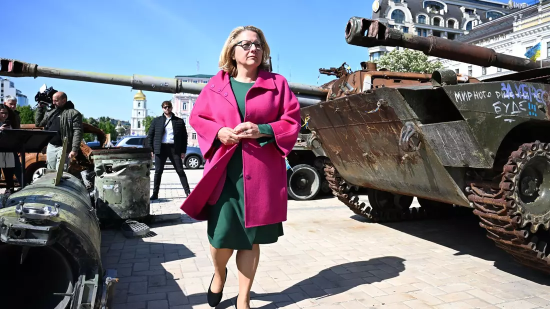 Entwicklungsministerin Svenja Schulze besichtigt während eines Besuchs in der Ukraine  Wracks russischer Panzer. - Bild: Sebastian Christoph Gollnow/dpa