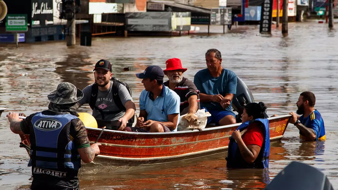 Rettungskräfte sind in der Region Rio Grande do Sul im Einsatz. - Bild: Claudia Martini/XinHua/dpa