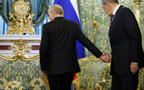 Der russische Präsident Wladimir Putin (l) gibt dem russischen Außenminister Sergej Lawrow die Hand, als dieser zu einem Treffen mit dem kubanischen Präsidenten Diaz-Canel im Großen Kremlpalast eintrifft. - Foto: Maxim Shemetov/Pool Reuters/AP/dpa