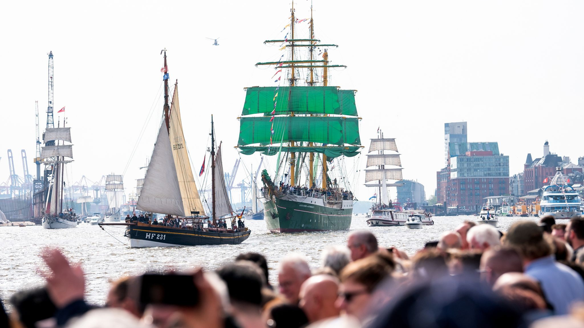 Der Hamburger Hafengeburtstag ist ein Publikumsmagnet. - Foto: Daniel Bockwoldt/dpa