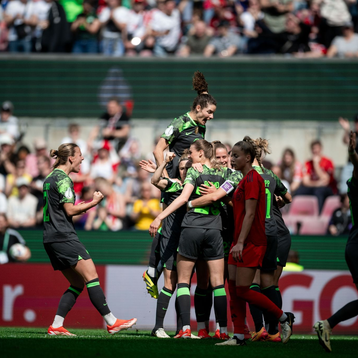 Das frühe 1:0 durch Jule Brand brachte den VfL Wolfsburg auf die Siegerstraße. - Foto: Fabian Strauch/dpa