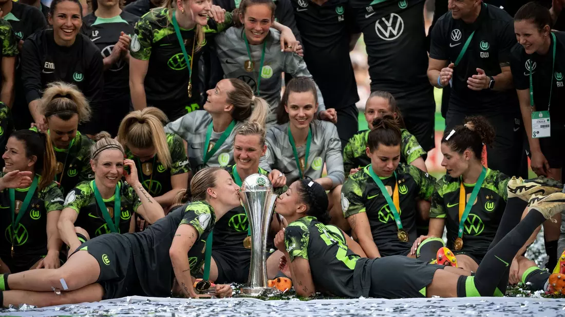 Sieggarantie im Pokal: Mit dem 50. Sieg in Folge feiert der VfL Wolfsburg seinen 11. Pokalsieg. - Bild: Fabian Strauch/dpa