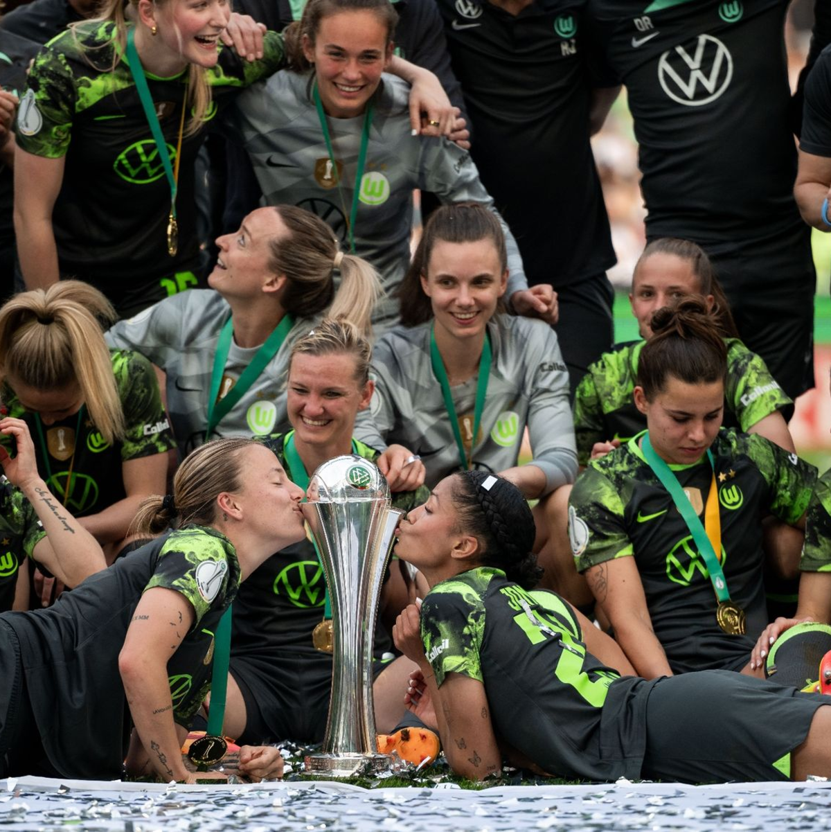 Sieggarantie im Pokal: Mit dem 50. Sieg in Folge feiert der VfL Wolfsburg seinen 11. Pokalsieg. - Foto: Fabian Strauch/dpa