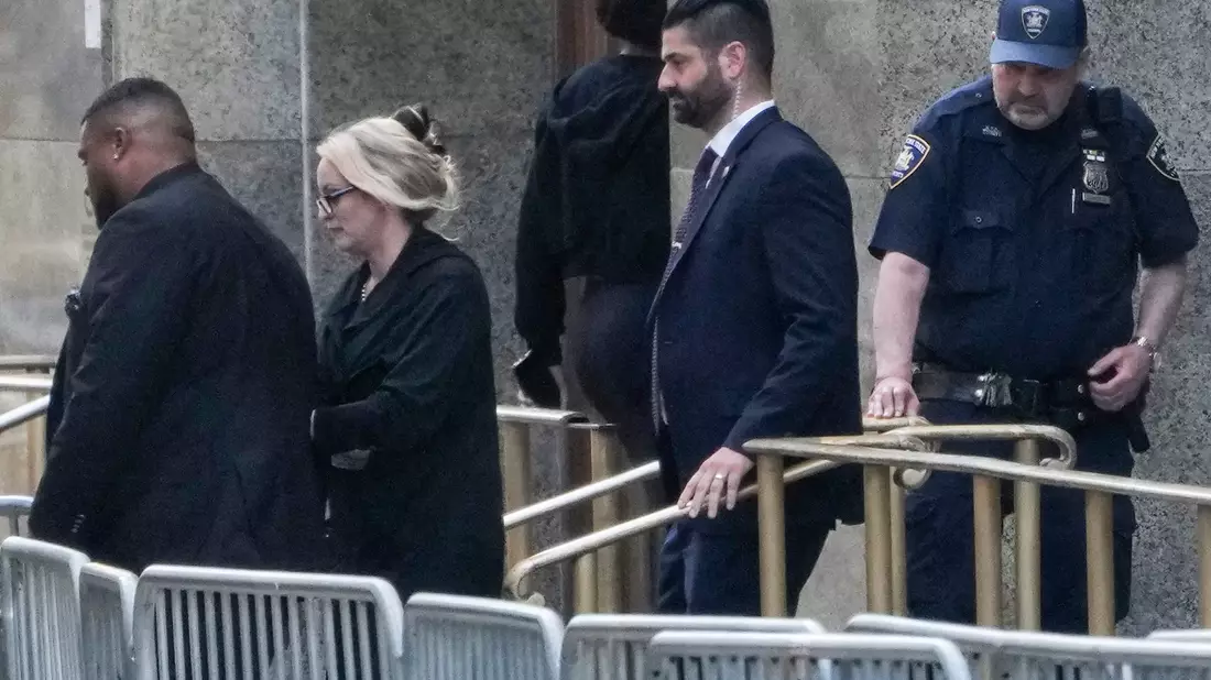 Stormy Daniels verlässt das Gerichtsgebäude in New York. - Bild: Seth Wenig/AP/dpa