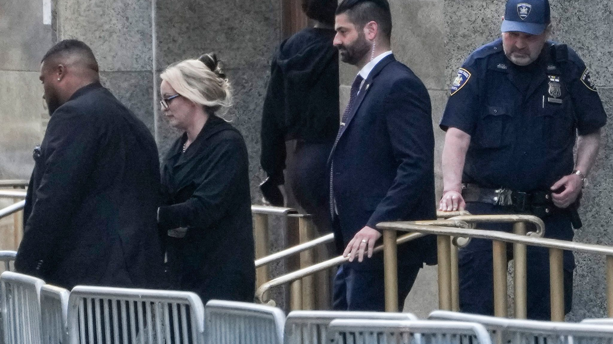 Stormy Daniels verlässt das Gerichtsgebäude in New York. - Foto: Seth Wenig/AP/dpa