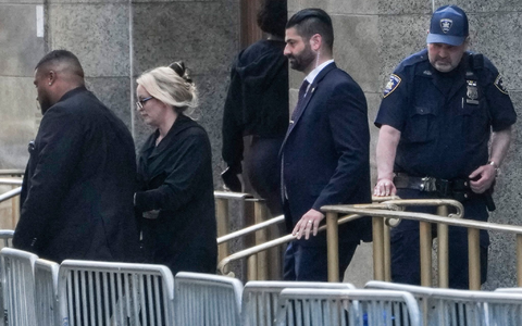 Stormy Daniels verlässt das Gerichtsgebäude in New York. - Foto: Seth Wenig/AP/dpa