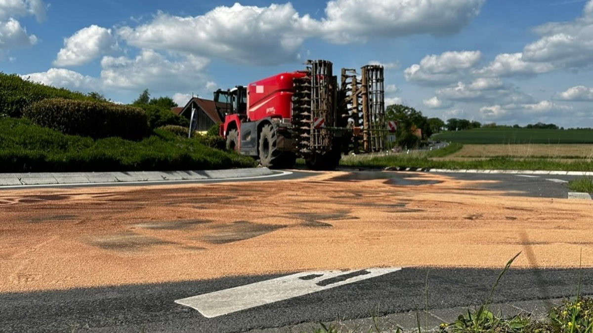 FW-DT: Ölspur im Detmolder Ortsteil Brokhausen führt zu stundenlanger Sperrung des Kreisverkehrs - Foto: presseportal.de