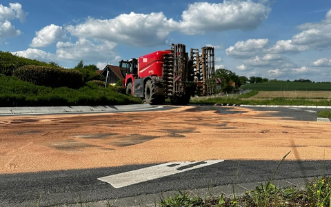 FW-DT: Ölspur im Detmolder Ortsteil Brokhausen führt zu stundenlanger Sperrung des Kreisverkehrs - Foto: presseportal.de