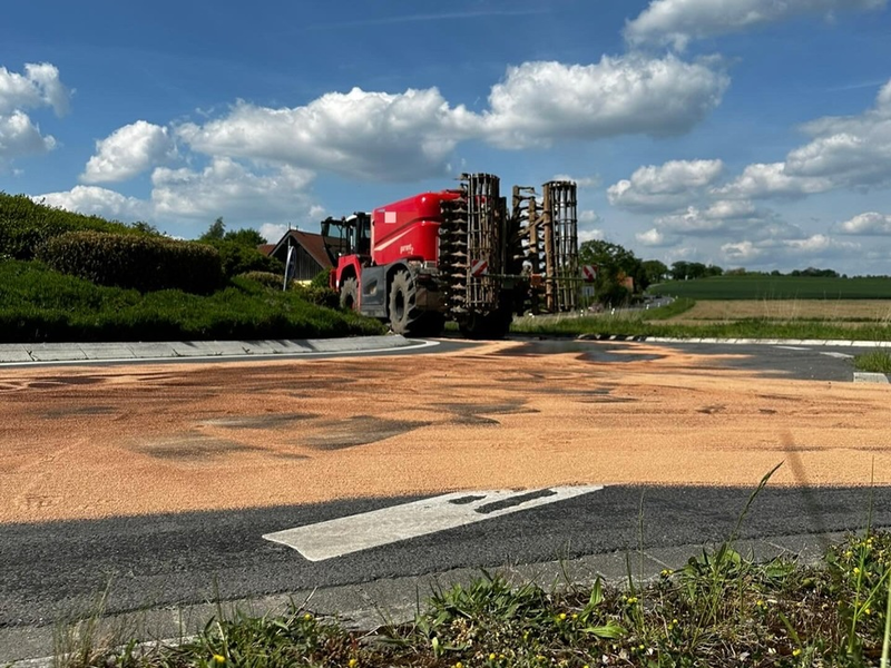 FW-DT: Ölspur im Detmolder Ortsteil Brokhausen führt zu stundenlanger Sperrung des Kreisverkehrs - Foto: presseportal.de