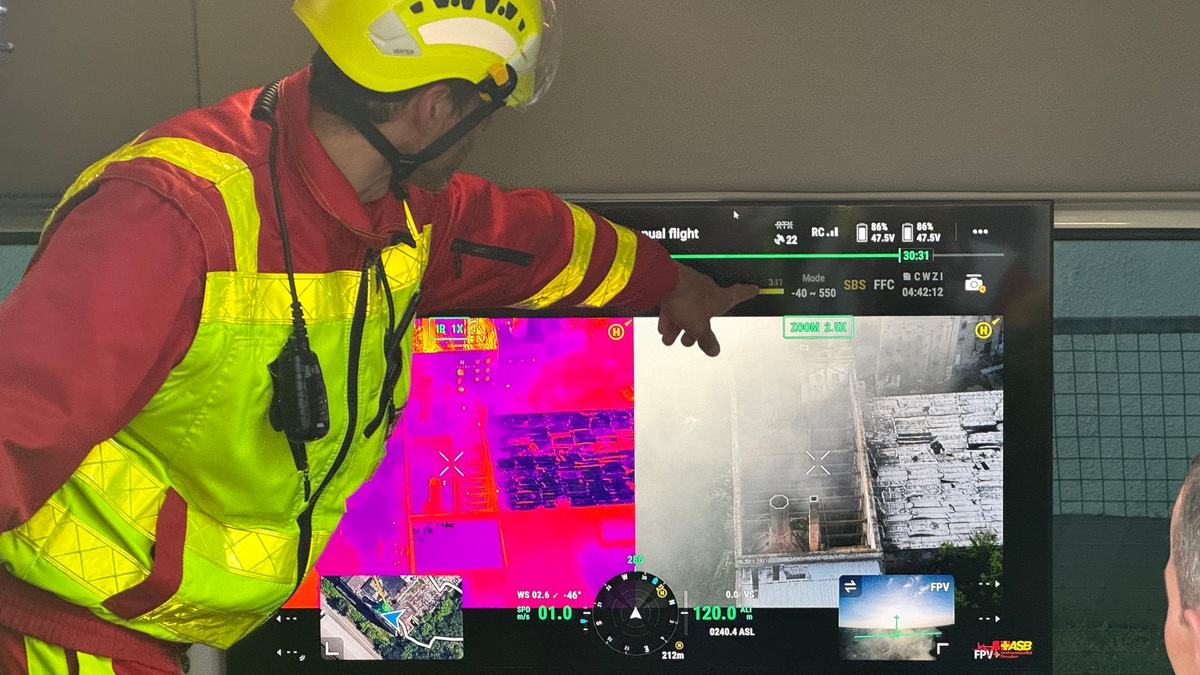 FW Dresden: Großbrand in einer leerstehenden Industriebrache - Foto: presseportal.de