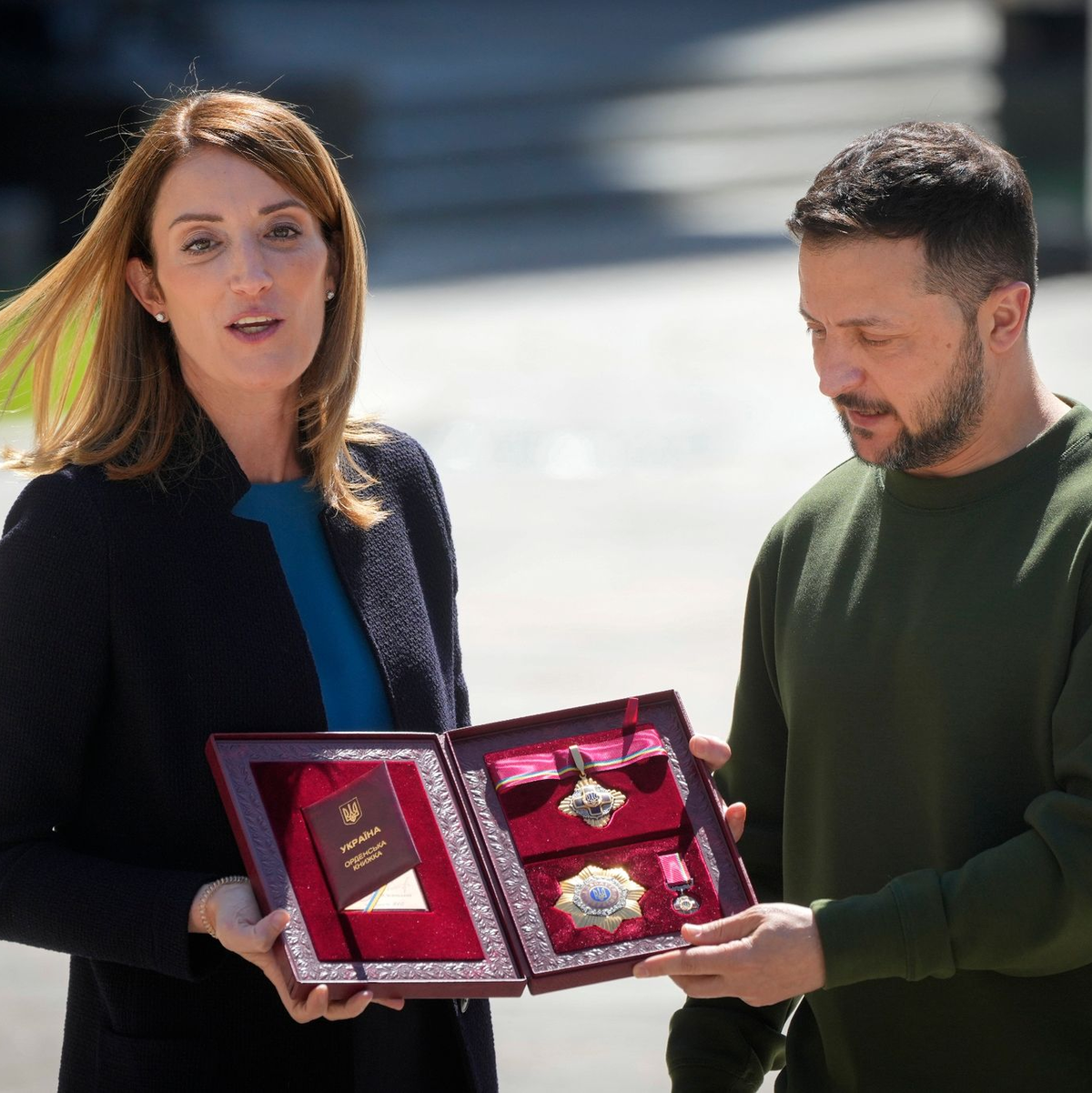 Der ukrainische Präsident Wolodymyr Selenskyj überreicht die ukrainische Staatsauszeichnung an die Präsidentin des Europäischen Parlaments Roberta Metsola. - Foto: Efrem Lukatsky/AP/dpa