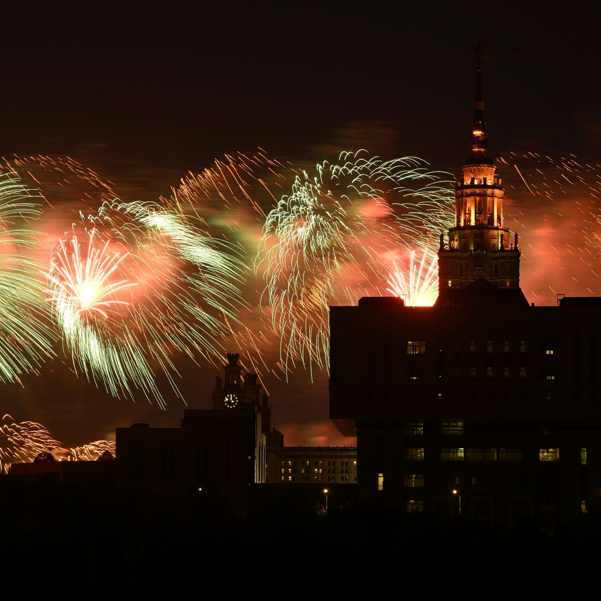 Feuerwerk in Moskau: Russland feiert den sowjetischen Sieg über Nazi-Deutschland - Foto: Dmitry Serebryakov/AP/dpa
