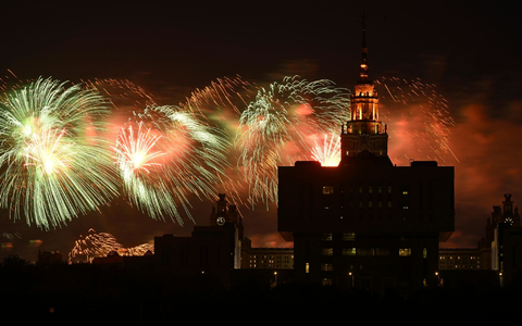 Feuerwerk in Moskau: Russland feiert den sowjetischen Sieg über Nazi-Deutschland - Foto: Dmitry Serebryakov/AP/dpa
