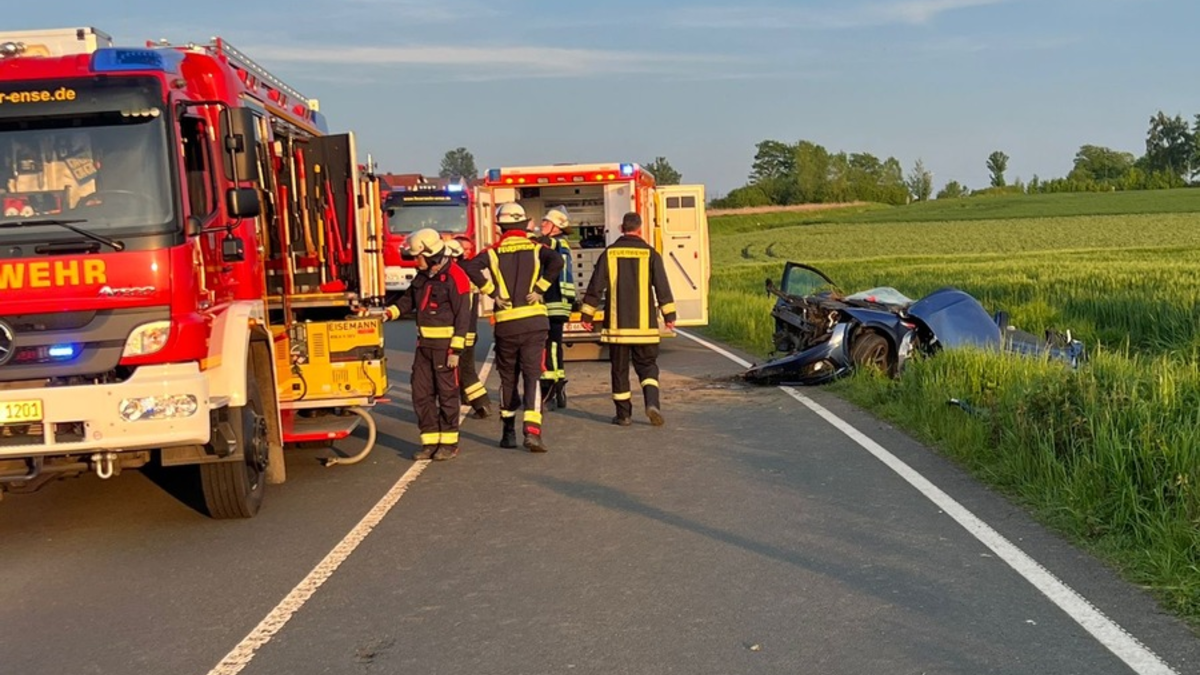 FW Ense: Schwerer Verkehrsunfall in Ense-Ruhne - Foto: presseportal.de