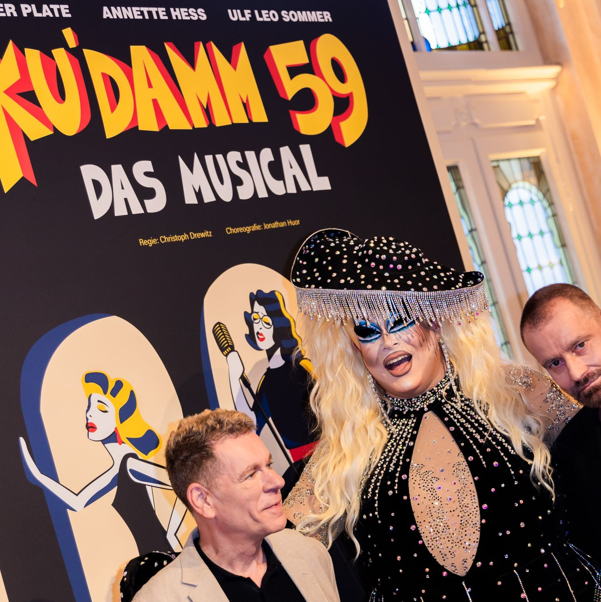Produzent Peter Plate (l-r), Dragquen  Laila Licious und Ulf Leo Sommer bei der  Premiere im Theater des Westens. - Foto: Christoph Soeder/dpa