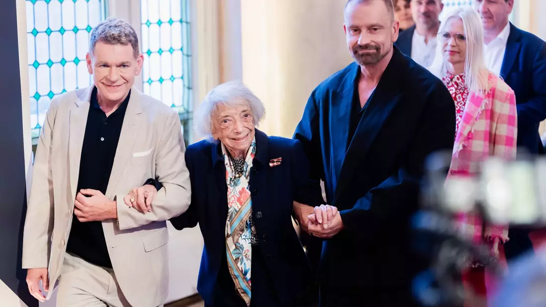 Produzent Peter Plate (l-r), Margot Friedländer und Produzent Ulf Leo Sommer bei der Premiere im Theater des Westens. - Bild: Christoph Soeder/dpa
