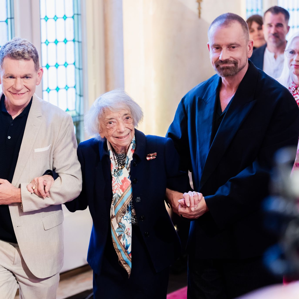 Produzent Peter Plate (l-r), Margot Friedländer und Produzent Ulf Leo Sommer bei der Premiere im Theater des Westens. - Foto: Christoph Soeder/dpa